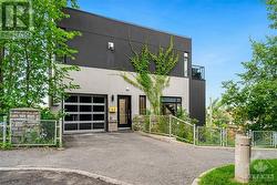 62 UPPER LORNE PLACE  Ottawa, ON K1R 7G9