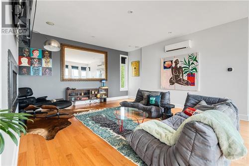 62 Upper Lorne Place, Ottawa, ON - Indoor Photo Showing Living Room