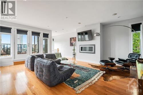 62 Upper Lorne Place, Ottawa, ON - Indoor Photo Showing Living Room