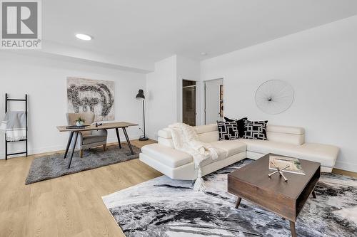 5300 Main Street Unit# 106, Kelowna, BC - Indoor Photo Showing Living Room