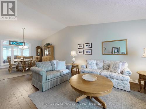32 Niagara Trail, Clarington, ON - Indoor Photo Showing Living Room