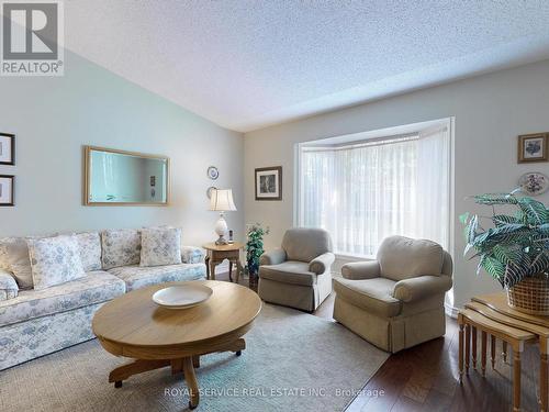 32 Niagara Trail, Clarington, ON - Indoor Photo Showing Living Room