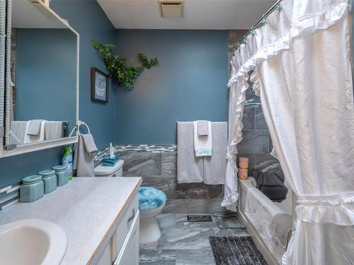 1-11222 Quinpool Road, Summerland, BC - Indoor Photo Showing Bathroom