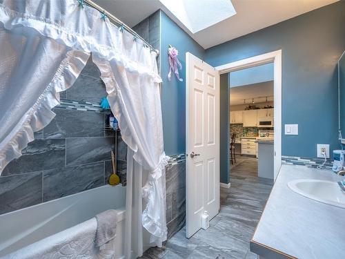 1-11222 Quinpool Road, Summerland, BC - Indoor Photo Showing Bathroom