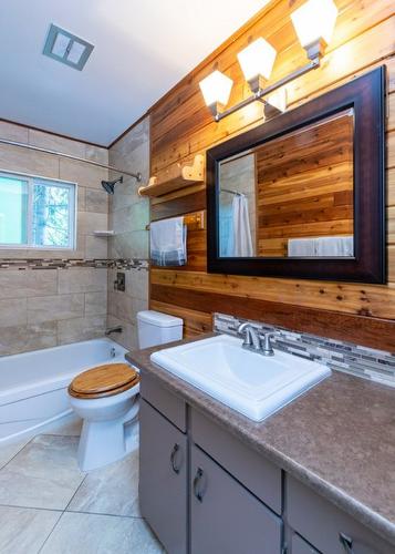 7730 Columbia Drive, Anglemont, BC - Indoor Photo Showing Bathroom