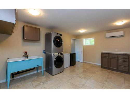 7730 Columbia Drive, Anglemont, BC - Indoor Photo Showing Laundry Room