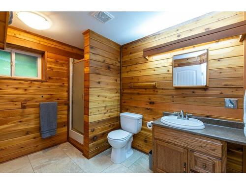 7730 Columbia Drive, Anglemont, BC - Indoor Photo Showing Bathroom