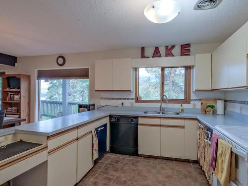 11091 Eva Road, Lake Country, BC - Indoor Photo Showing Kitchen With Double Sink