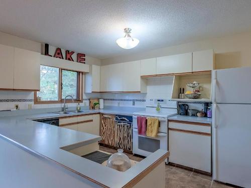 11091 Eva Road, Lake Country, BC - Indoor Photo Showing Kitchen With Double Sink