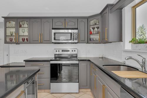 3945 Suncrest Court, Kelowna, BC - Indoor Photo Showing Kitchen