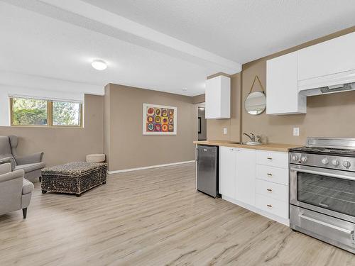 3945 Suncrest Court, Kelowna, BC - Indoor Photo Showing Kitchen