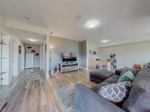 138 Ridge, Penticton, BC - Indoor Photo Showing Living Room