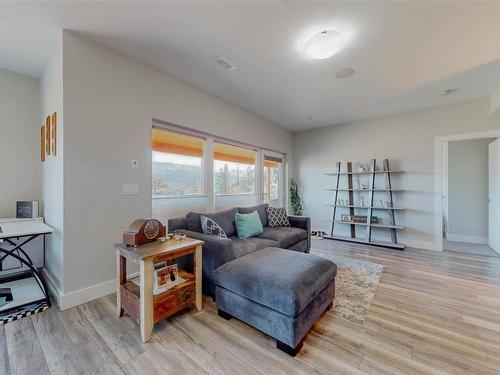 138 Ridge, Penticton, BC - Indoor Photo Showing Living Room