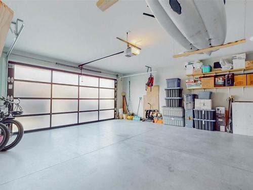 138 Ridge, Penticton, BC - Indoor Photo Showing Garage