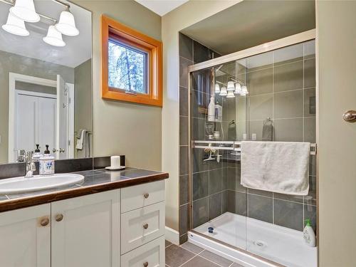 76-9845 Eastside Road, Vernon, BC - Indoor Photo Showing Bathroom