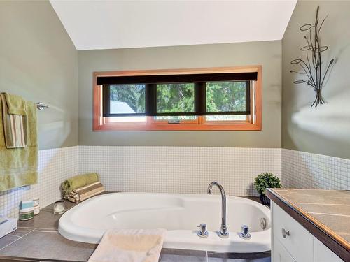 76-9845 Eastside Road, Vernon, BC - Indoor Photo Showing Bathroom