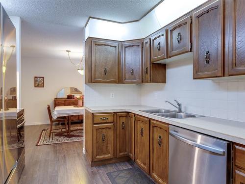 104-1580 Springfield Road, Kelowna, BC - Indoor Photo Showing Kitchen With Double Sink