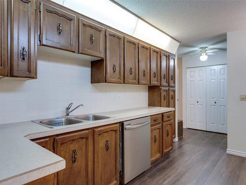 104-1580 Springfield Road, Kelowna, BC - Indoor Photo Showing Kitchen With Double Sink