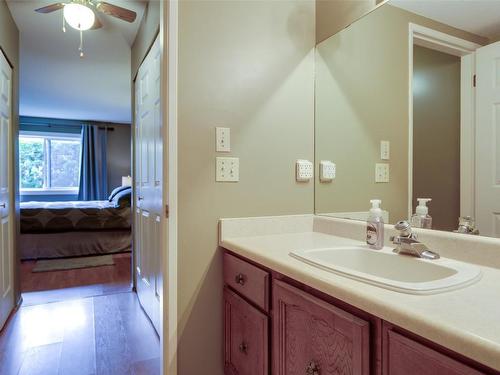 104-1580 Springfield Road, Kelowna, BC - Indoor Photo Showing Bathroom
