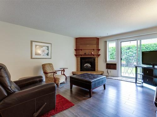 104-1580 Springfield Road, Kelowna, BC - Indoor Photo Showing Living Room With Fireplace