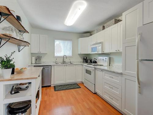 131-133 Wyndham Crescent, Kelowna, BC - Indoor Photo Showing Kitchen