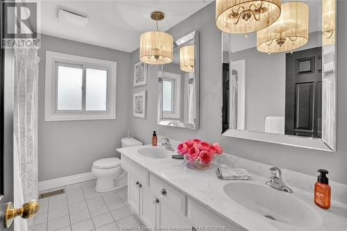 5765 Cabot, Lasalle, ON - Indoor Photo Showing Bathroom