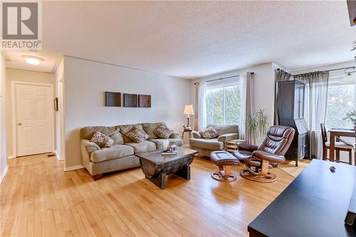 29 Bayshore Drive, Petawawa, ON - Indoor Photo Showing Living Room