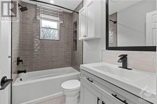 16 Seguin Street, Ottawa, ON - Indoor Photo Showing Bathroom