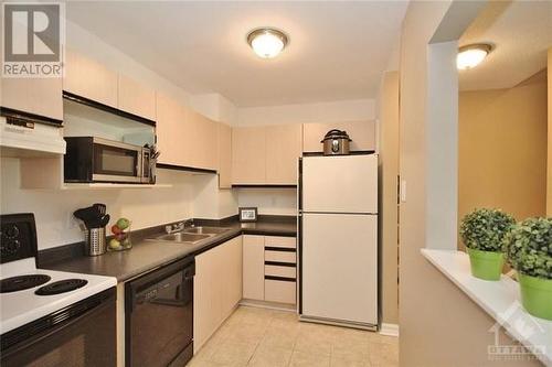 228 Royalton Private, Ottawa, ON - Indoor Photo Showing Kitchen With Double Sink