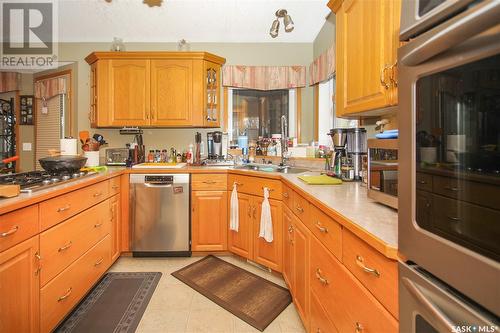 720 Slater Crescent, Martensville, SK - Indoor Photo Showing Kitchen