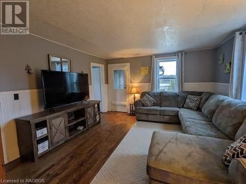 42 Bay Street S, Northern Bruce Peninsula, ON - Indoor Photo Showing Living Room