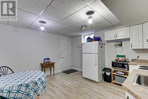 8 Eakins Crescent, Kawartha Lakes, ON - Indoor Photo Showing Kitchen