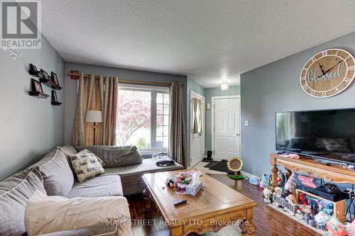 8 Eakins Crescent, Kawartha Lakes, ON - Indoor Photo Showing Living Room