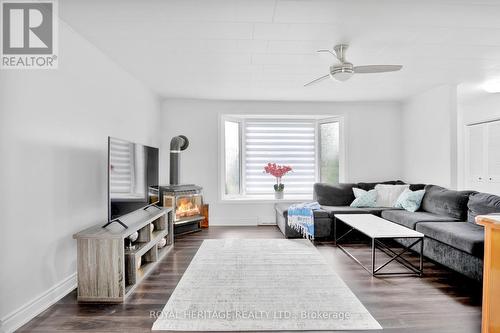 59 Blue Jay Boulevard, Georgina, ON - Indoor Photo Showing Living Room