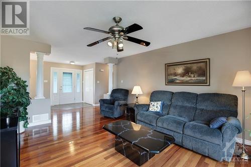 7442 Mitch Owens Road, Ottawa, ON - Indoor Photo Showing Living Room