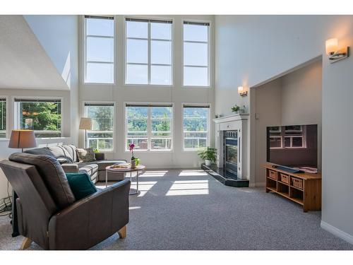 5839 Sunset Drive, Nelson, BC - Indoor With Fireplace