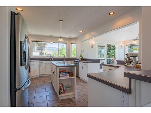 5839 Sunset Drive, Nelson, BC - Indoor Photo Showing Kitchen With Double Sink