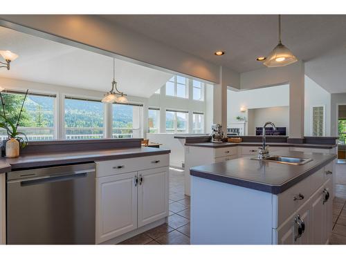 5839 Sunset Drive, Nelson, BC - Indoor Photo Showing Dining Room