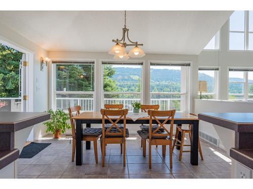 5839 Sunset Drive, Nelson, BC - Indoor Photo Showing Dining Room
