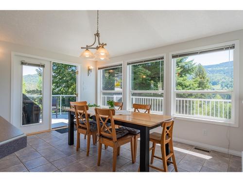 5839 Sunset Drive, Nelson, BC - Indoor Photo Showing Dining Room