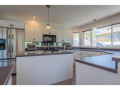 5839 Sunset Drive, Nelson, BC - Indoor Photo Showing Kitchen With Double Sink