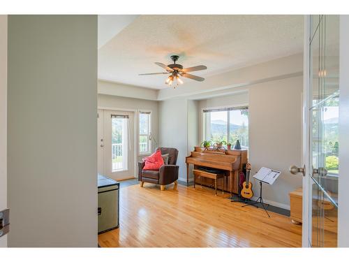 5839 Sunset Drive, Nelson, BC - Indoor Photo Showing Living Room With Fireplace