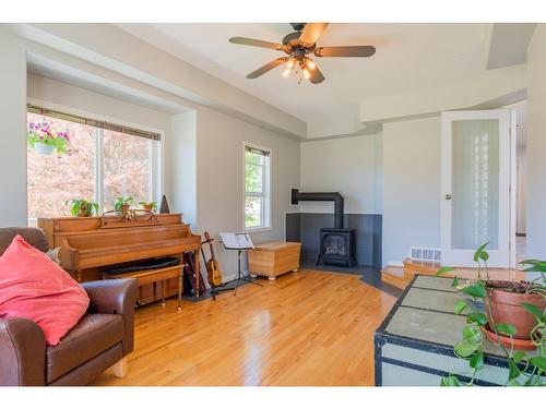 5839 Sunset Drive, Nelson, BC - Indoor Photo Showing Living Room With Fireplace