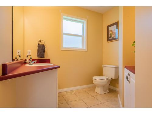 5839 Sunset Drive, Nelson, BC - Indoor Photo Showing Bedroom