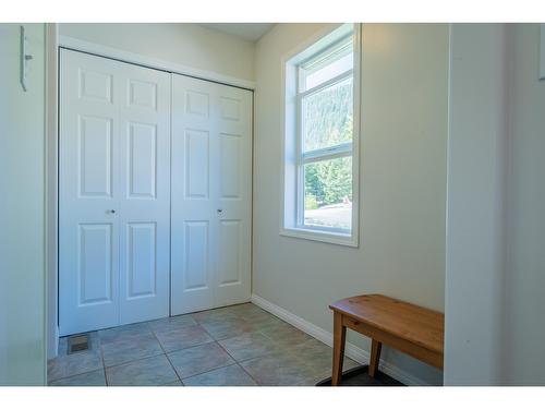 5839 Sunset Drive, Nelson, BC - Indoor Photo Showing Bedroom