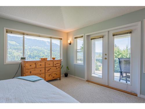 5839 Sunset Drive, Nelson, BC - Indoor Photo Showing Bedroom