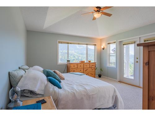 5839 Sunset Drive, Nelson, BC - Indoor Photo Showing Bedroom