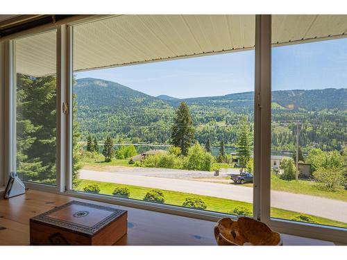 5839 Sunset Drive, Nelson, BC - Indoor Photo Showing Bedroom