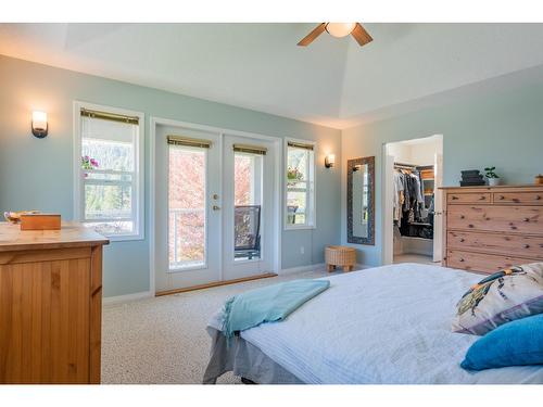 5839 Sunset Drive, Nelson, BC - Indoor Photo Showing Bedroom