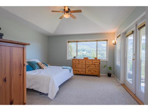 5839 Sunset Drive, Nelson, BC - Indoor Photo Showing Bedroom